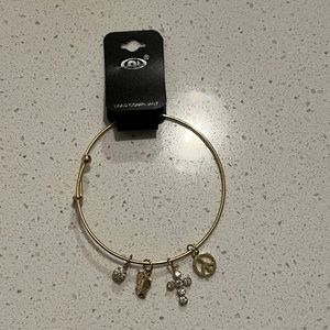 Bracelet NT Jewelry Lightweight Gold Tone Rhinestones